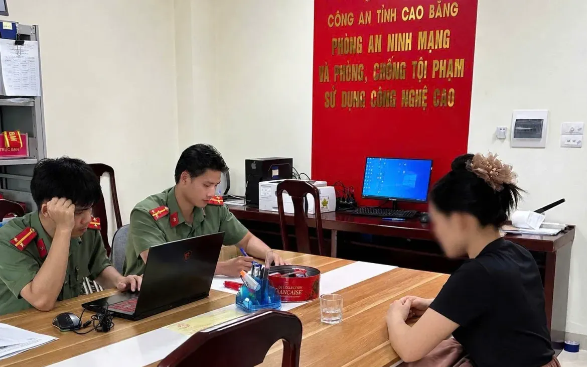 Cán bộ Phòng An ninh mạng và phòng, chống tội phạm sử dụng công nghệ cao (Công an tỉnh Cao Bằng) làm việc với người có hành vi cung cấp, chia sẻ thông tin giả mạo, thông tin sai sự thật trên mạng xã hội.