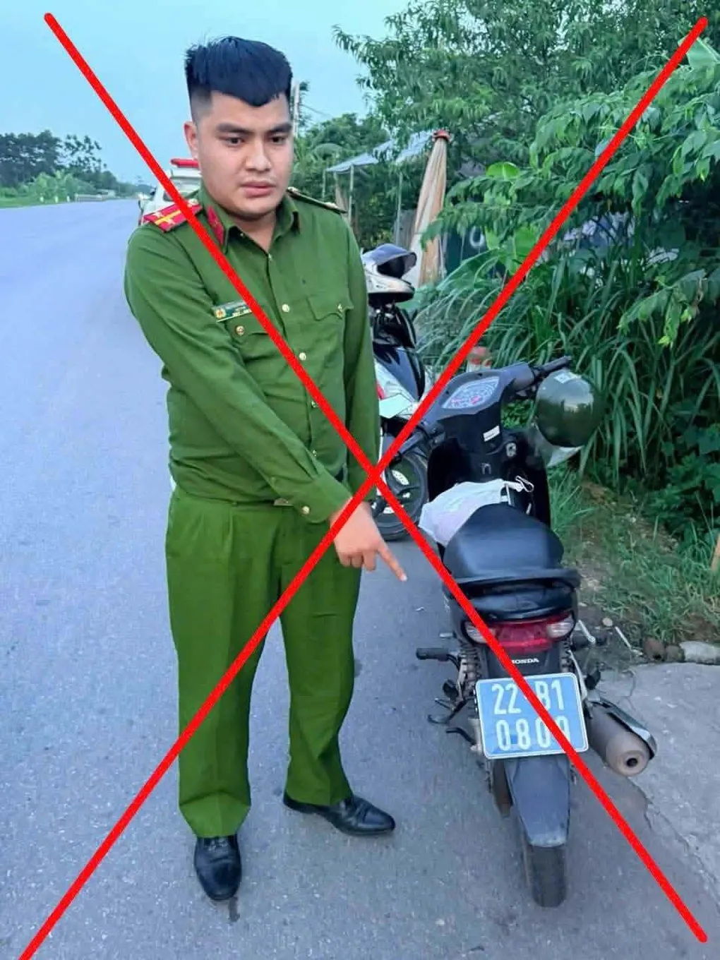 Khởi tố thanh niên giả danh công an, dùng đồng phục và biển số xanh để cưỡng đoạt tiền người bán hàng- Ảnh 1. Khởi tố thanh niên giả danh công an, dùng đồng phục và biển số xanh để cưỡng đoạt tiền người bán hàng- Ảnh 1.