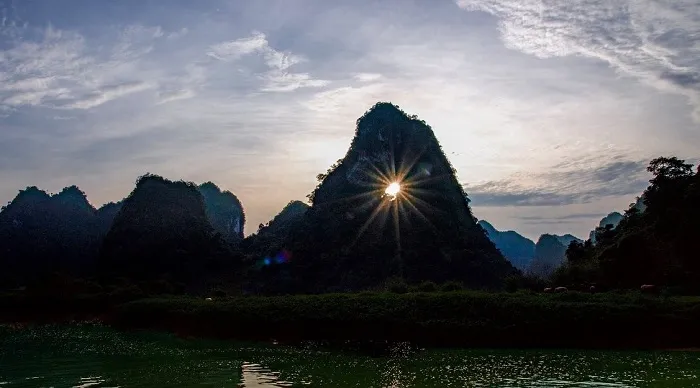 Khám phá Núi Mắt Thần - Tuyệt tác thiên nhiên độc đáo giữa non nước Cao Bằng- Ảnh 1. Khám phá Núi Mắt Thần - Tuyệt tác thiên nhiên độc đáo giữa non nước Cao Bằng- Ảnh 1.
