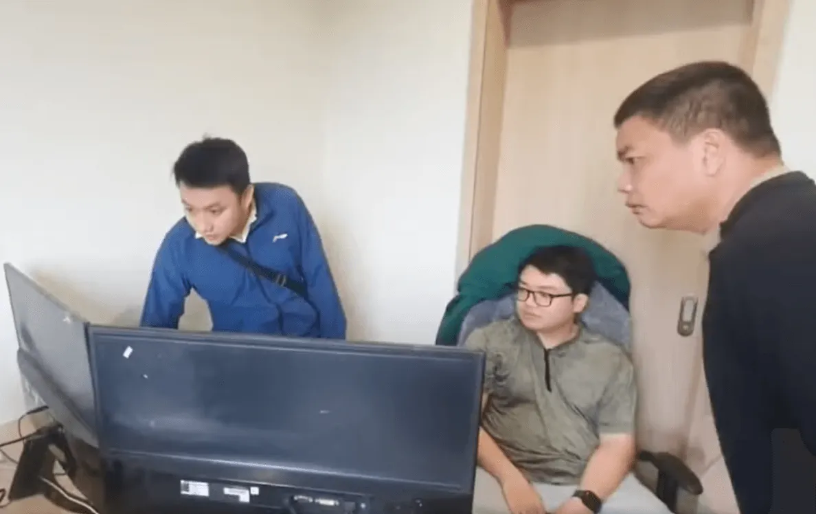 Khởi tố giám đốc công ty công nghệ điều hành "chợ dữ liệu" hơn 1,35 triệu tài khoản, doanh thu trên 400 tỷ đồng- Ảnh 1. Khởi tố giám đốc công ty công nghệ điều hành "chợ dữ liệu" hơn 1,35 triệu tài khoản, doanh thu trên 400 tỷ đồng- Ảnh 1.