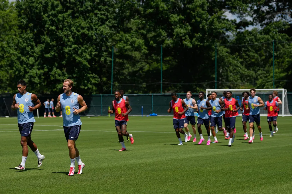 Harry Kane bác bỏ so sánh với Erling Haaland: Cậu ấy là một con quái vật - Ảnh 2.