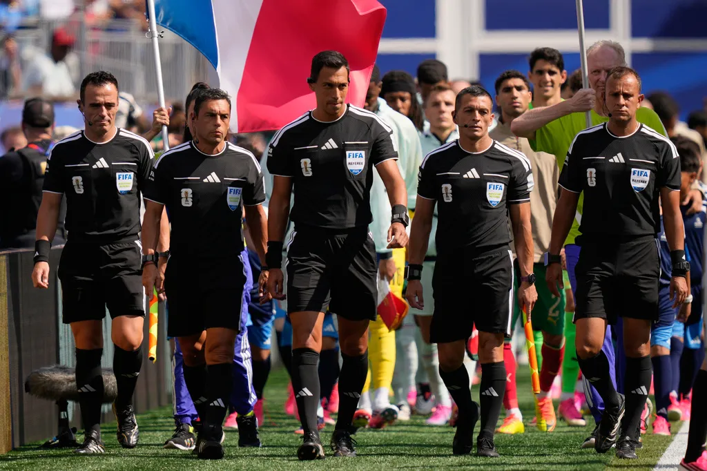 Điều kiện để được chọn làm trọng tài World Cup - Ảnh 1.