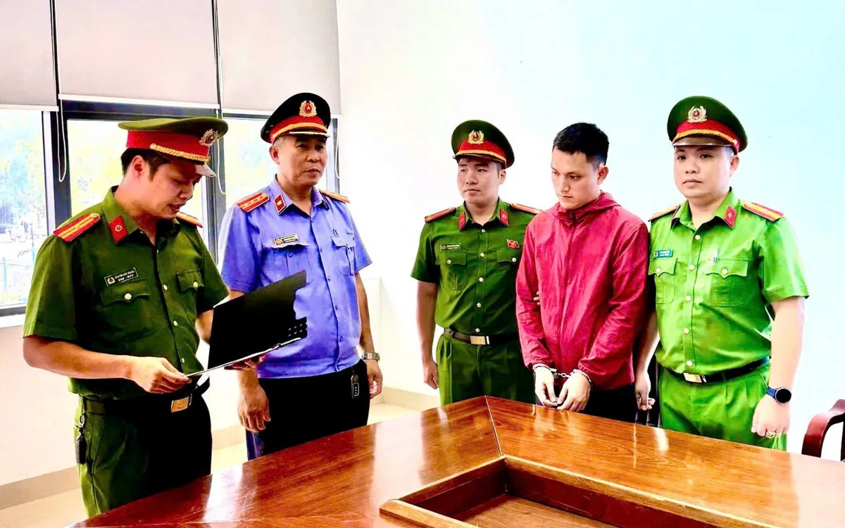 Cơ quan Cảnh sát điều tra Công an tỉnh tổng đạt quyết định bắt bị can để tạm giam đối với Lê Văn Thành (áo đỏ). Ảnh: Cổng Thông tin điện tử Bộ Công an