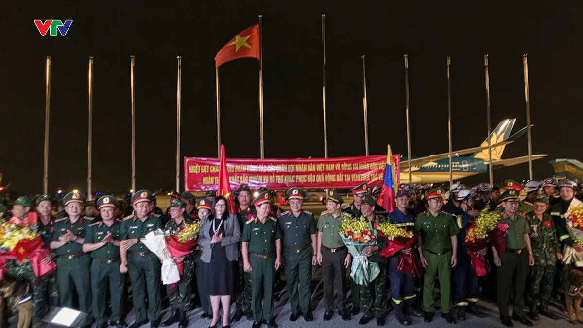 Đón Đoàn cứu nạn, cứu hộ Việt Nam hoàn thành nhiệm vụ tại Venezuela - Ảnh 1.