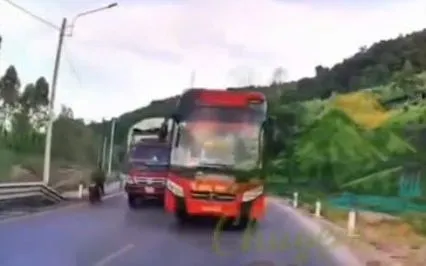 Xe khách vượt xe sai quy định trên đèo An Khê. Ảnh: Cục CSGT
