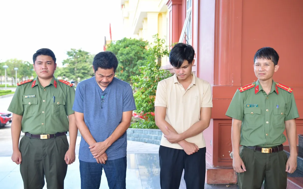 Đối tượng Dương Đăng Cường (thứ 2 từ trái sang) và Nguyễn Phúc Ân (thứ 3 từ trái sang). Ảnh: Công an Quảng Trị