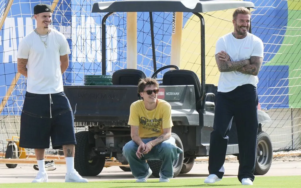 David Beckham và hai con trai Cruz Beckham và Romeo Beckham là khách mời tại buổi tập luyện của tuyển Anh. (Ảnh: AP)