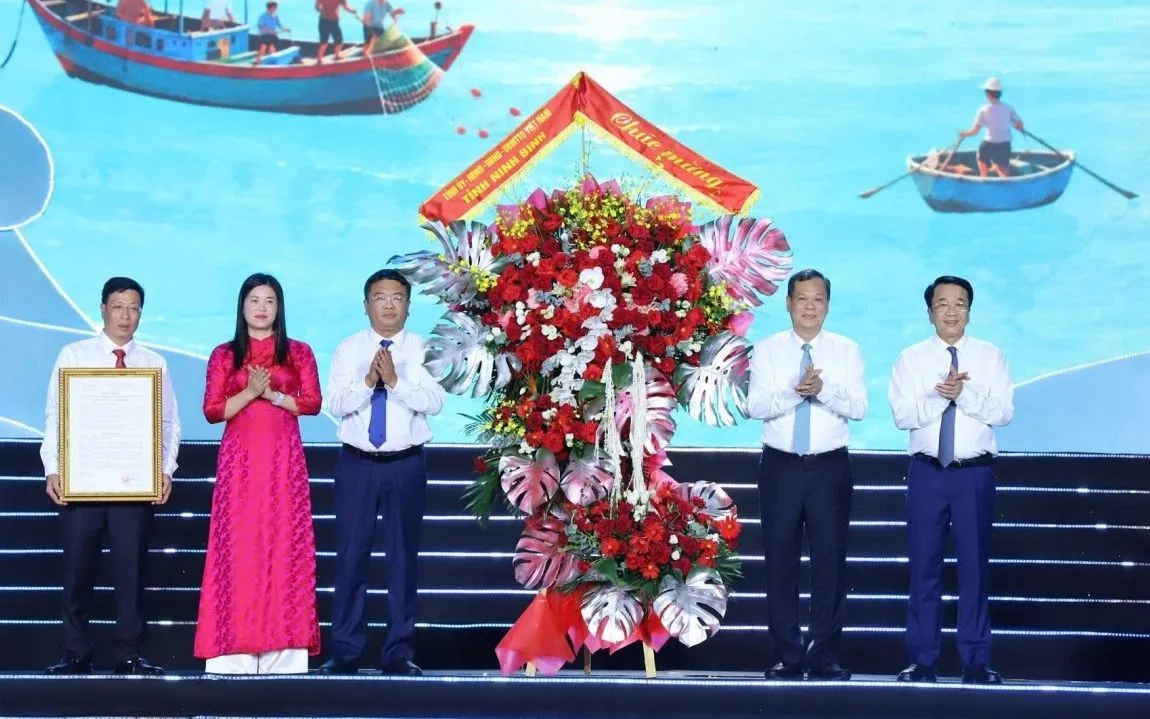 Lãnh đạo tỉnh Ninh Bình trao Quyết định và tặng hoa chúc mừng xã Giao Ninh. Ảnh: Lãng Hồng