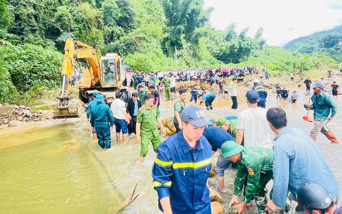 Công tác tìm kiếm nạn nhân được triển khai khẩn trương ngay sau khi xảy ra vụ việc, với sự tham gia của nhiều lực lượng và phương tiện cứu hộ. Ảnh: Đức Duẩn