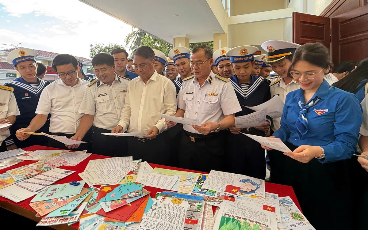 Cán bộ, chiến sĩ Vùng 3 Hải quân và các đại biểu đón nhận những lá thư của cán bộ, đoàn viên, thanh niên tỉnh Cao Bằng trao tặng.
