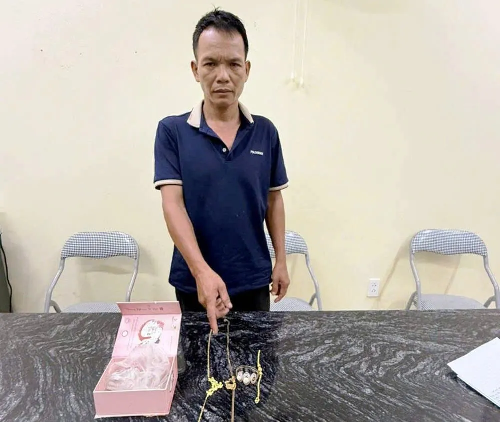 Đột nhập nh&agrave; l&uacute;c chủ vắng mặt, người đ&agrave;n &ocirc;ng trộm gần 150 triệu đồng tiền v&agrave;ng rồi bỏ trốn- Ảnh 1.