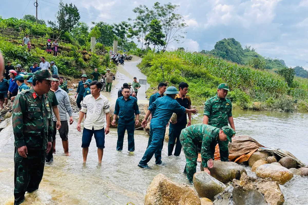 Lai Ch&acirc;u: Xuy&ecirc;n đ&ecirc;m t&igrave;m kiếm nạn nh&acirc;n bị lũ cuốn tr&ocirc;i - Ảnh 4.