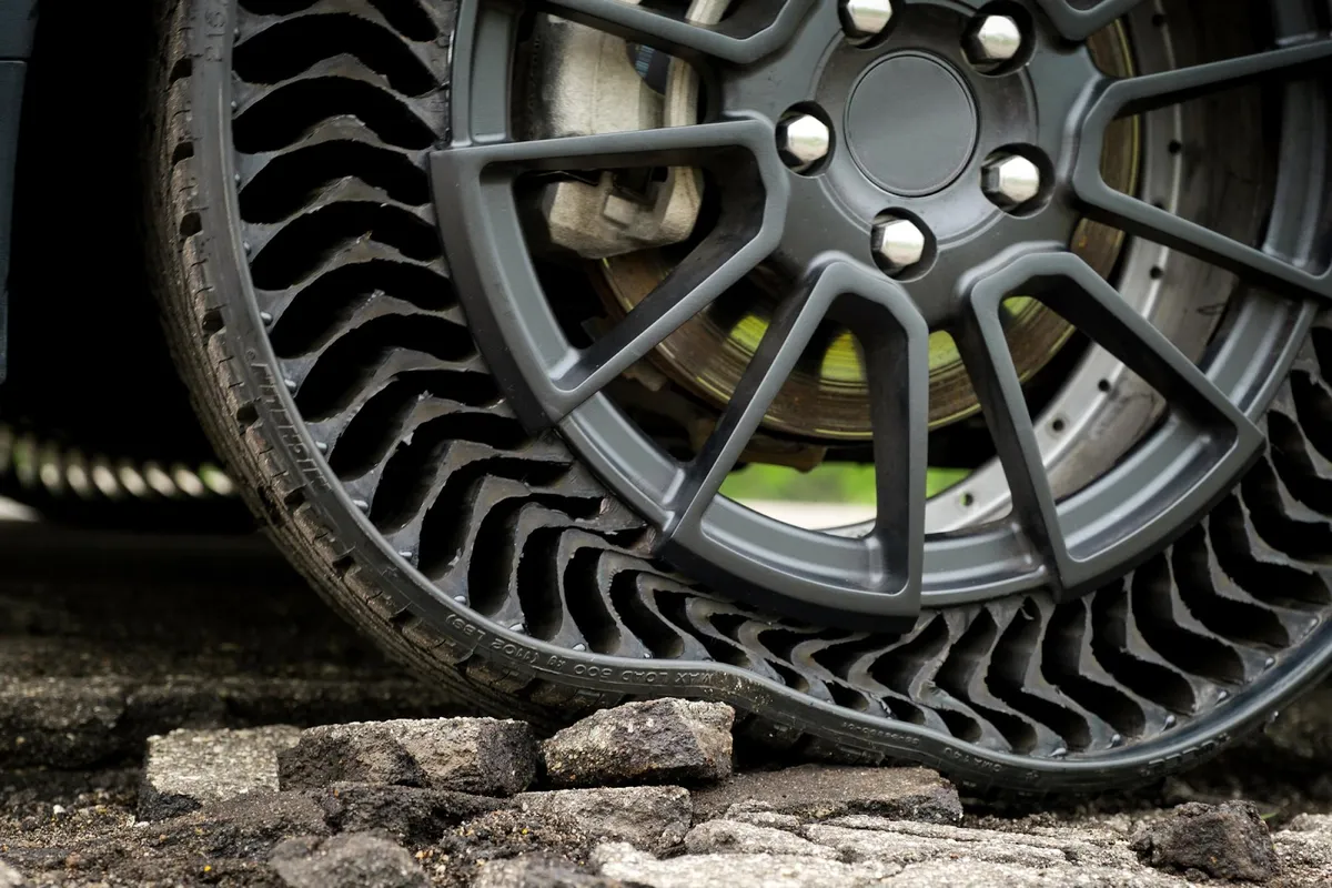 Lốp kh&ocirc;ng hơi của Bridgestone ch&iacute;nh thức lăn b&aacute;nh sau 18 năm ph&aacute;t triển, mở ra tương lai kh&ocirc;ng c&ograve;n nỗi lo thủng lốp- Ảnh 1.