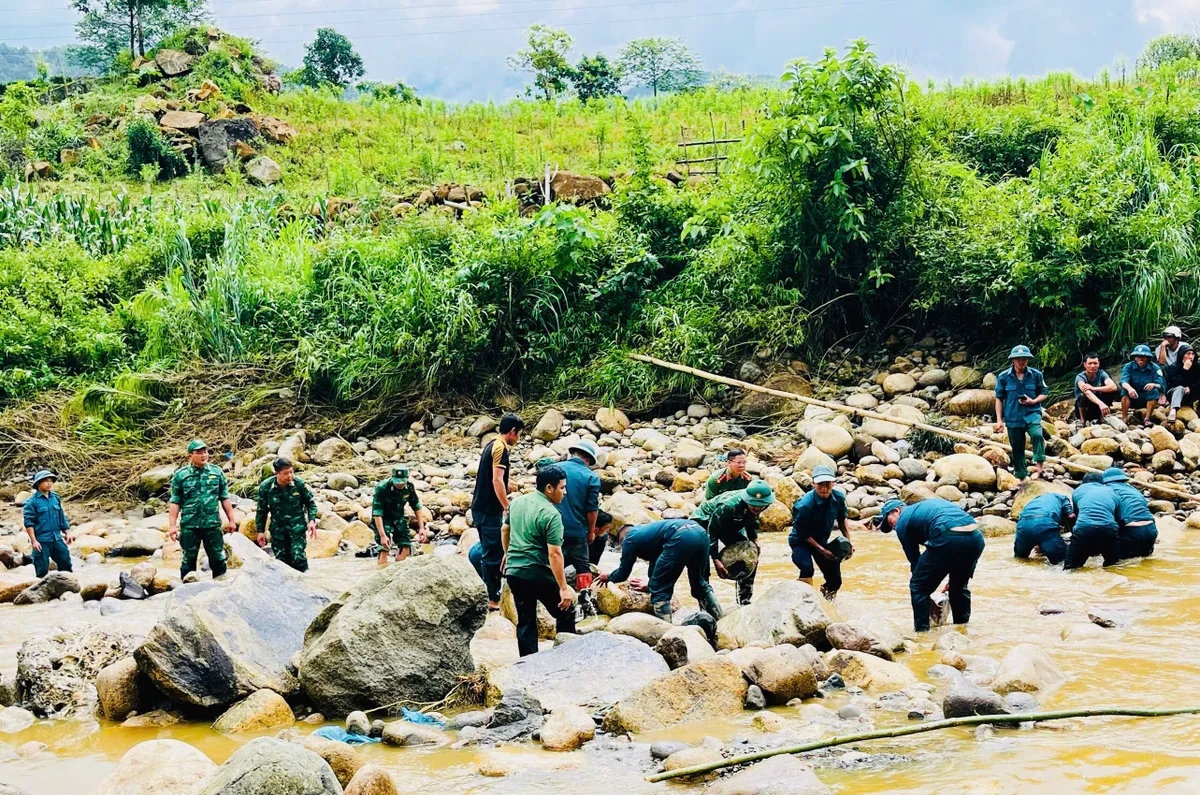 Lai Ch&acirc;u: Xuy&ecirc;n đ&ecirc;m t&igrave;m kiếm nạn nh&acirc;n bị lũ cuốn tr&ocirc;i - Ảnh 1.