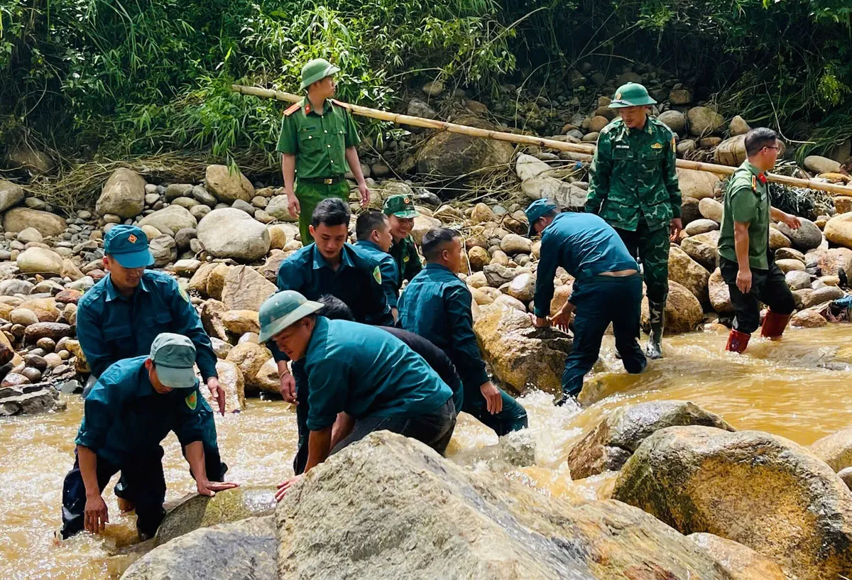 Lai Ch&acirc;u: Xuy&ecirc;n đ&ecirc;m t&igrave;m kiếm nạn nh&acirc;n bị lũ cuốn tr&ocirc;i - Ảnh 2.