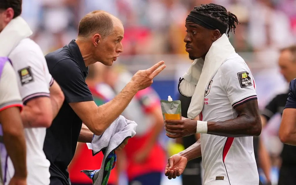 Huấn luyện viên trưởng đội tuyển Anh, Thomas Tuchel, trao đổi với cầu thủ Noni Madueke trong giờ nghỉ giải lao của trận gặp Na Uy. (Ảnh: AP/Julio Cortez)