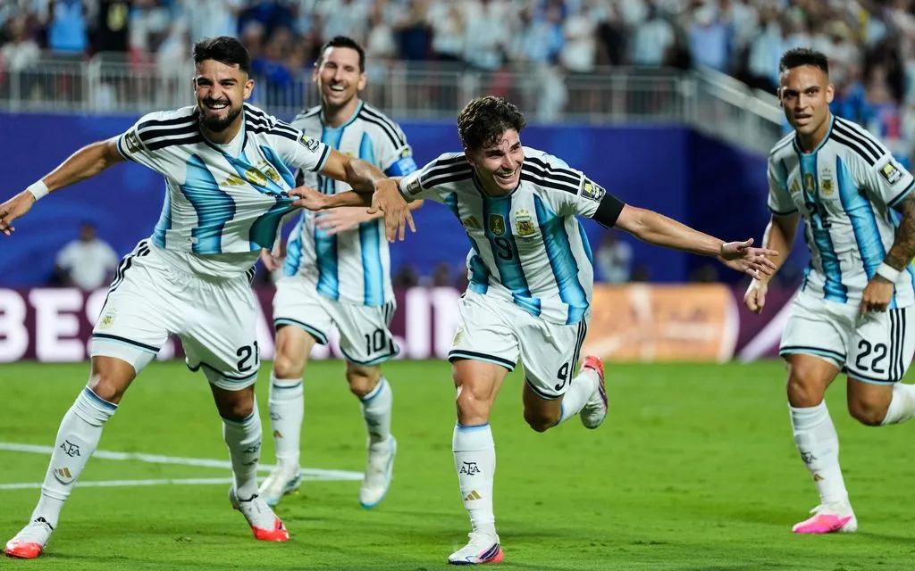 Số 9 Julian Alvarez của Argentina ăn mừng sau khi ghi bàn thắng thứ hai cho đội. (Ảnh: AP / Charlie Riedel)