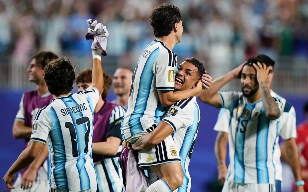 Các cầu thủ Argentina ăn mừng chiến thắng. (Ảnh: AP)