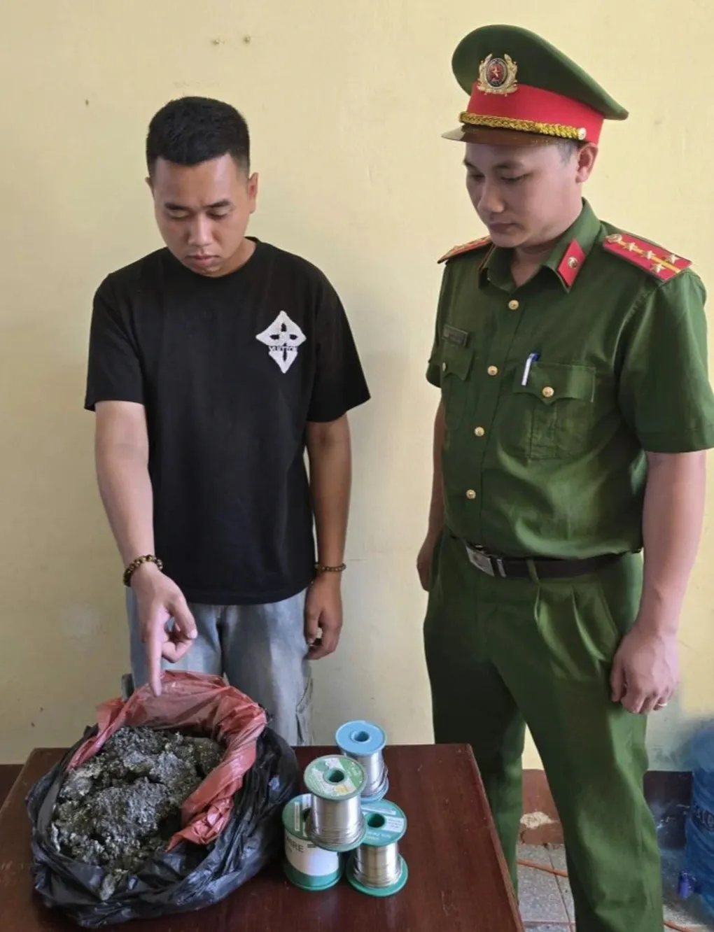 Nhân viên kho doanh nghiệp FDI bị khởi tố vì nhiều lần biển thủ vật tư, bán lấy tiền tiêu xài- Ảnh 1. Nhân viên kho doanh nghiệp FDI bị khởi tố vì nhiều lần biển thủ vật tư, bán lấy tiền tiêu xài- Ảnh 1.