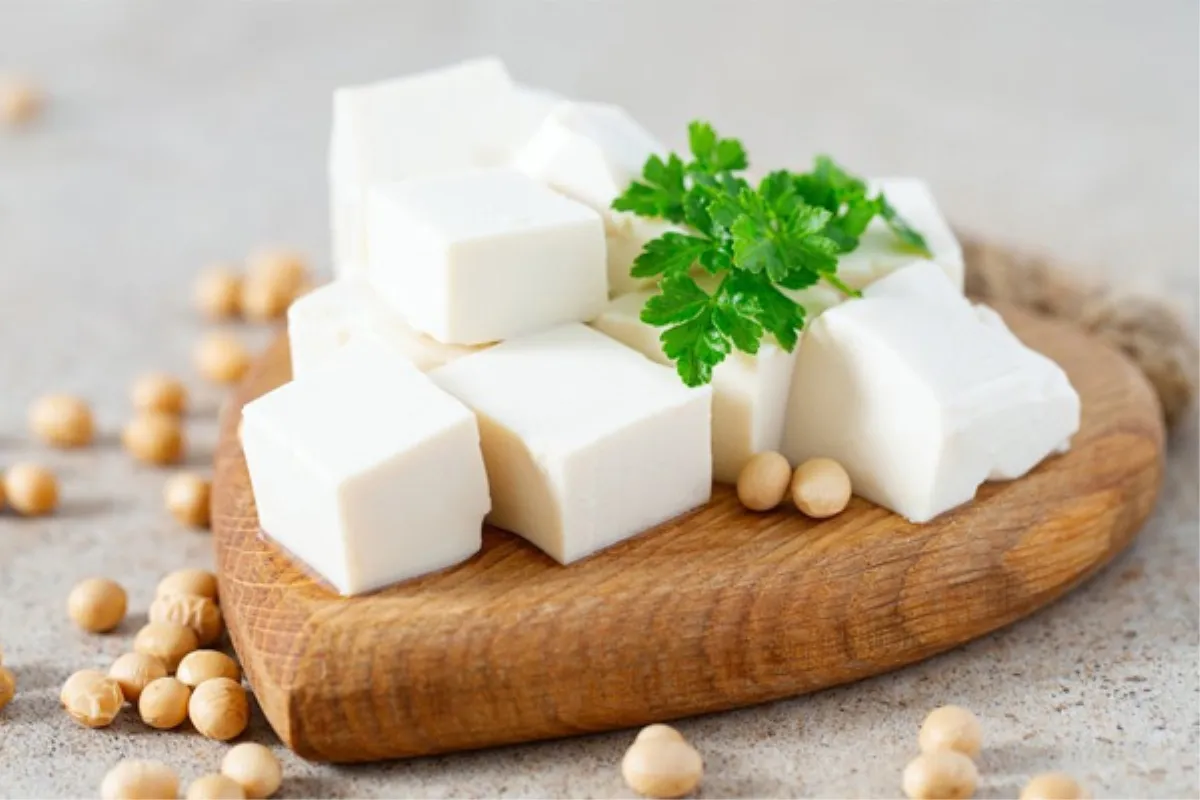 Ăn đậu phụ có giúp giảm cholesterol? Chuyên gia giải đáp lợi ích bất ngờ của món ăn quen thuộc- Ảnh 1. Ăn đậu phụ có giúp giảm cholesterol? Chuyên gia giải đáp lợi ích bất ngờ của món ăn quen thuộc- Ảnh 1.