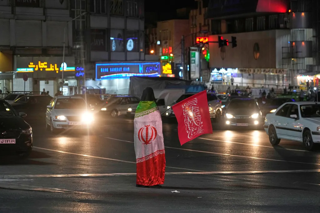 Mỹ - Iran đ&aacute;p trả, Trung Đ&ocirc;ng b&aacute;o động cao - Ảnh 1.