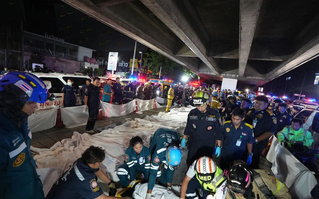 Thi thể các nạn nhân được đưa ra khỏi hiện trường vụ hỏa hoạn tại Bangkok, Thái Lan, ngày 13/7/2026. (Ảnh: AP)