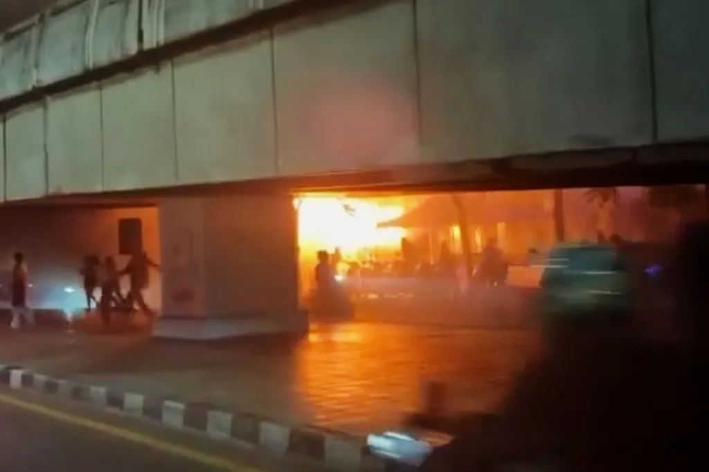 Thái Lan điều tra nguyên nhân vụ cháy quán ăn tại Bangkok- Ảnh 1.