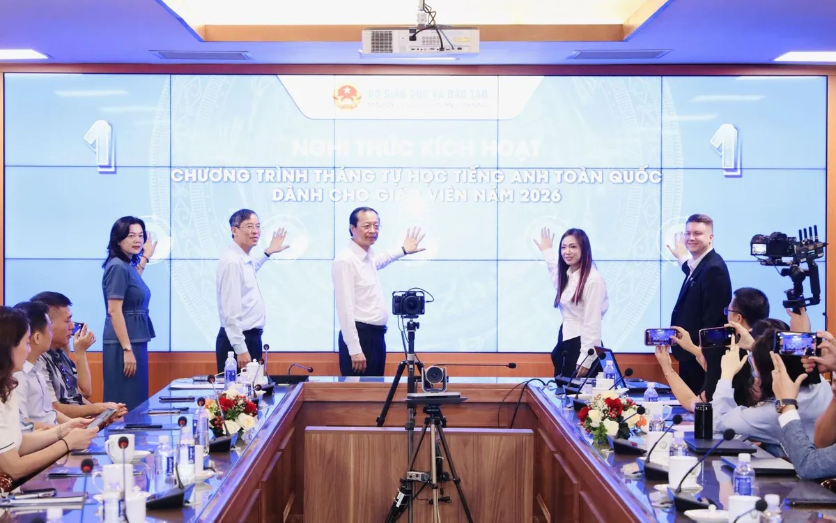 Các đại biểu thực hiện nghi thức phát động phong trào. Ảnh: Bộ GD&ĐT

