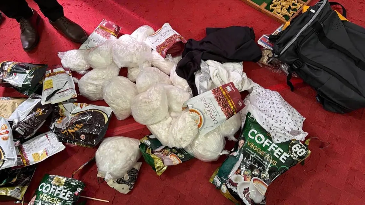 Bắt đối tượng nước ngoài vận chuyển 15kg heroin qua đường hàng không - Ảnh 2.