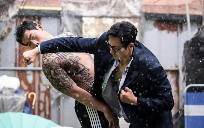 So Ji Sub trong một cảnh phim "Agent Kim Reactivated". (Ảnh: SBS)