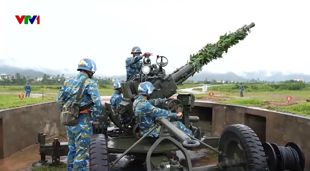 Học viên Phòng không - Không quân diễn tập bắn đạn thật - Ảnh 1.