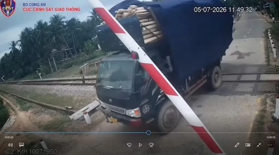 Gia Lai xử phạt t&agrave;i xế 2 xe tải vượt đường ngang khi r&agrave;o chắn đang hạ - Ảnh 1.