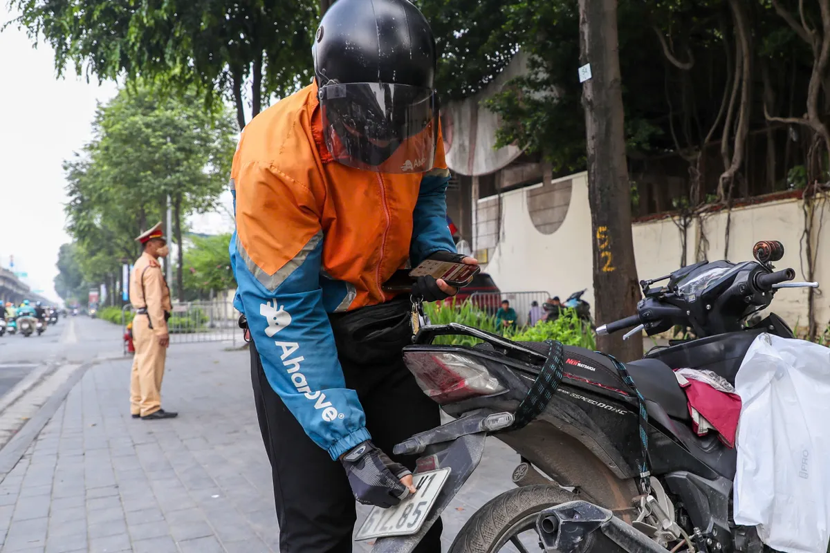 Hà Nội: Hàng loạt tài xế điều khiển xe máy che, dán biển số bị xử phạt - Ảnh 5.