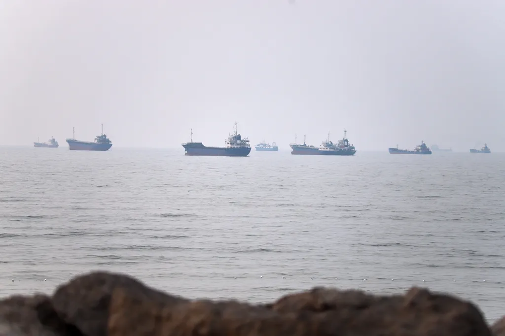 Mỹ - Iran giằng co quyền kiểm soát eo biển Hormuz- Ảnh 1.