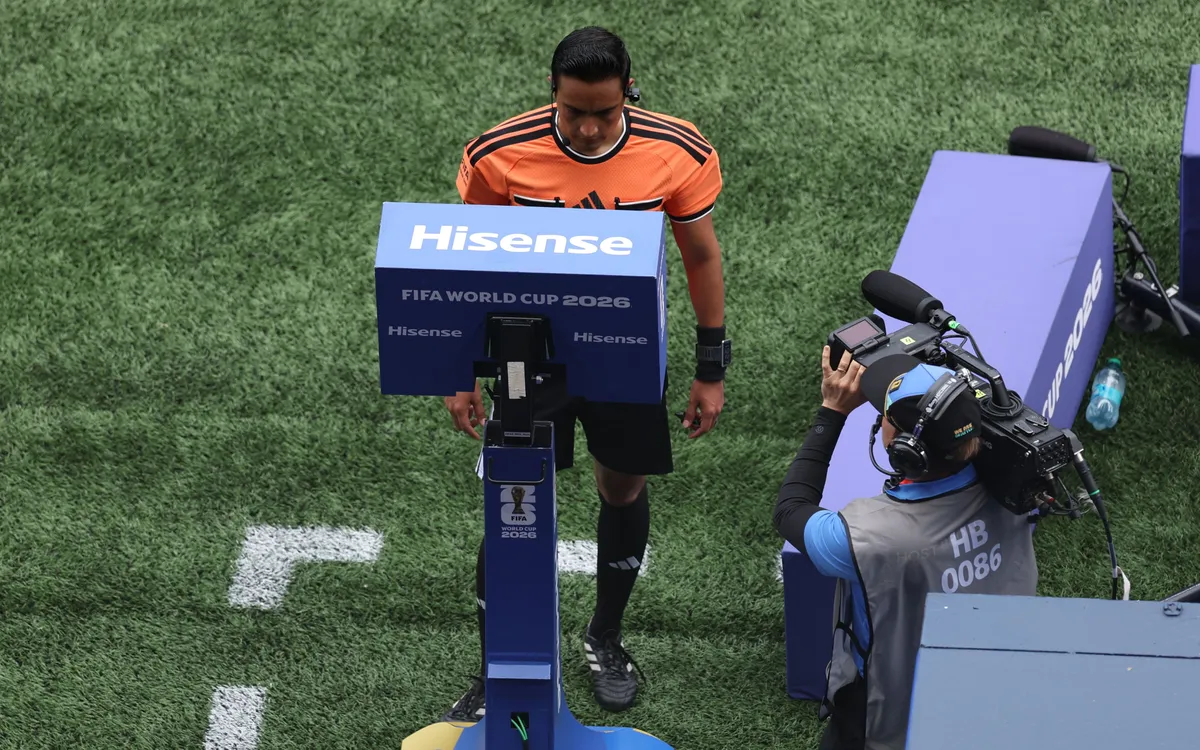 3 kỳ World Cup được ứng dụng với nhiều những sự cập nhật công nghệ qua từng thời kỳ, VAR đang ngày càng chính xác và trở thành một "trợ lý" không thể thiếu đối với các trọng tài để điều hành trận đấu một cách hiệu quả hơn (Ảnh: AP)
