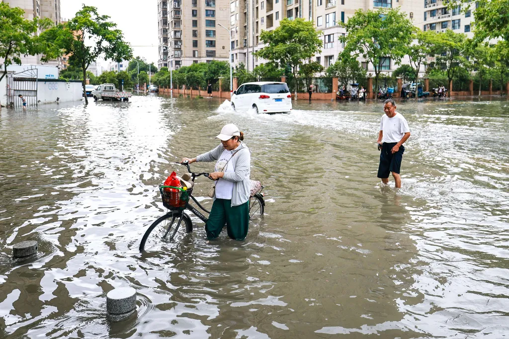Trung Quốc nâng mức ứng phó lũ khẩn cấp lên mức cao nhất- Ảnh 1.