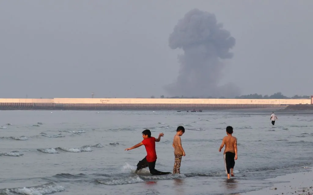 Khói bốc lên sau một vụ nổ ngoài khơi Bandar Abbas, Iran. (Ảnh: Razieh Poudat/ISNA/AP)