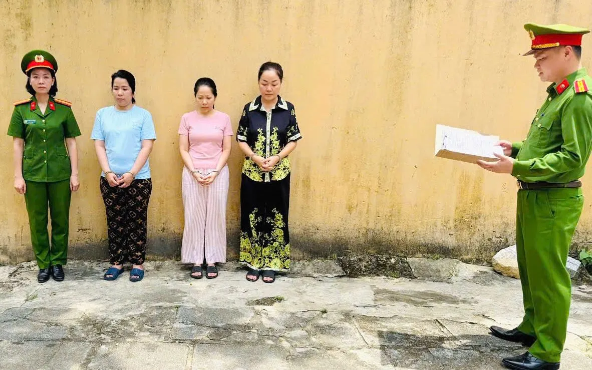 Đối tượng Trần Tiễn Như Nghi mặc áo màu xanh, đối tượng Nguyễn Thị Liên mặc áo màu hồng (chủ tiệm vàng Ngọc Tâm), đối tượng Hoàng Thị Thanh Nga mặc áo màu đen hoa vàng (chủ tiệm vàng Ngọc Châu Âu). Ảnh: Công an Thanh Hóa