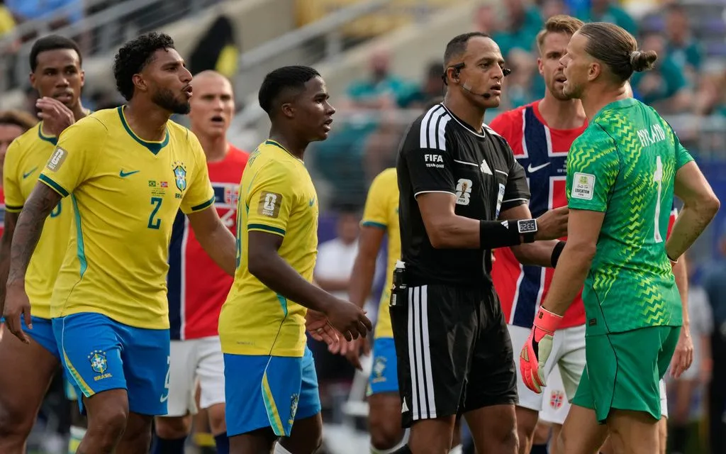 Trọng tài Ismail Elfath trong trận đấu giữa Na Uy và Brazil. (Ảnh: AP/Seth Wenig)