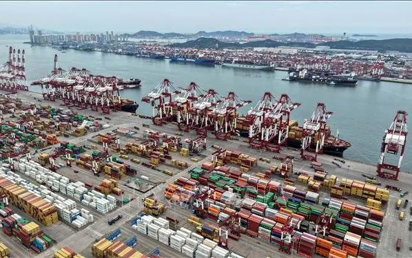 Quang cảnh cảng hàng hóa tại Thanh Đảo, tỉnh Sơn Đông, Trung Quốc. Ảnh: THX/TTXVN
