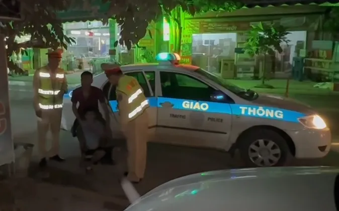 Cán bộ Cảnh sát giao thông đưa cháu bé trở về nhà an toàn. Ảnh: BCA