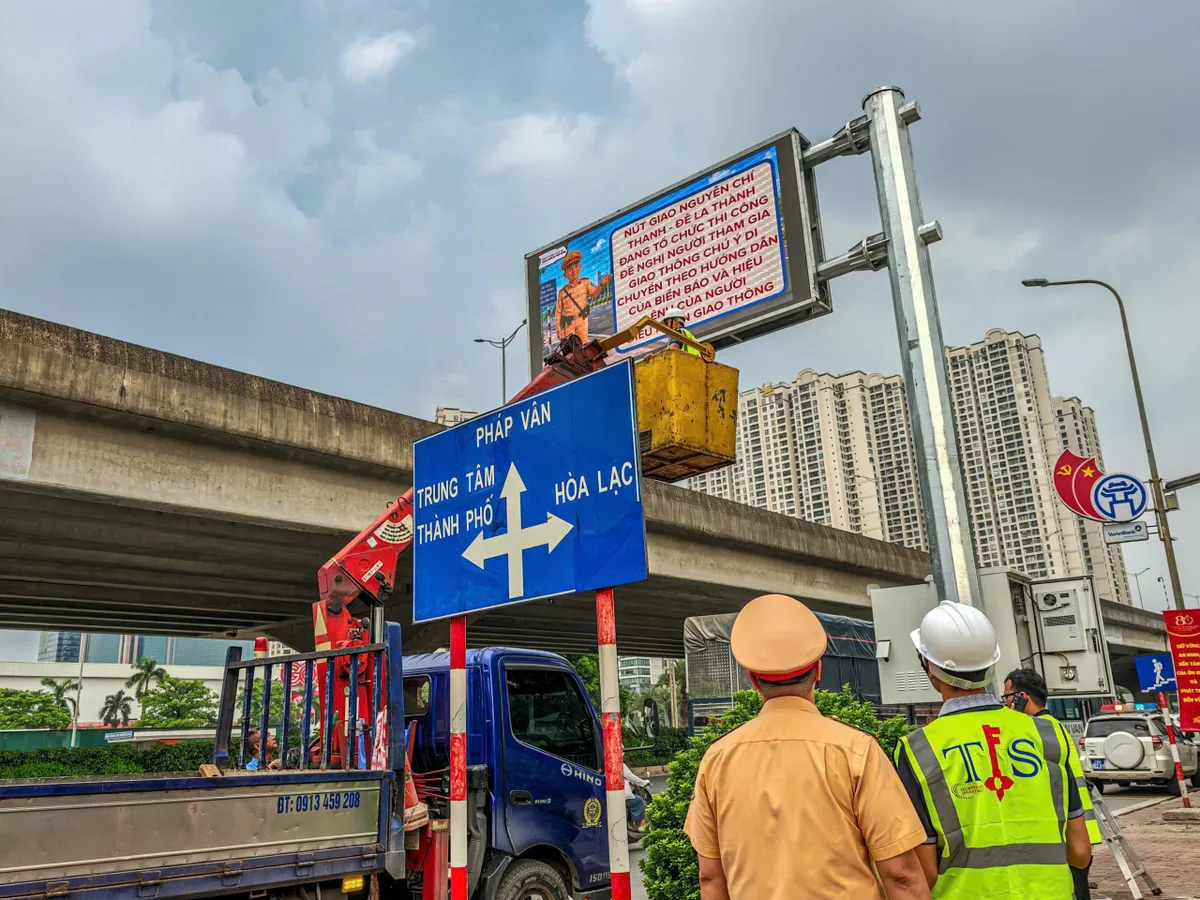 Hà Nội: Vận hành 36 màn hình LED thông minh cảnh báo ùn tắc, ngập lụt theo thời gian thực - Ảnh 2.