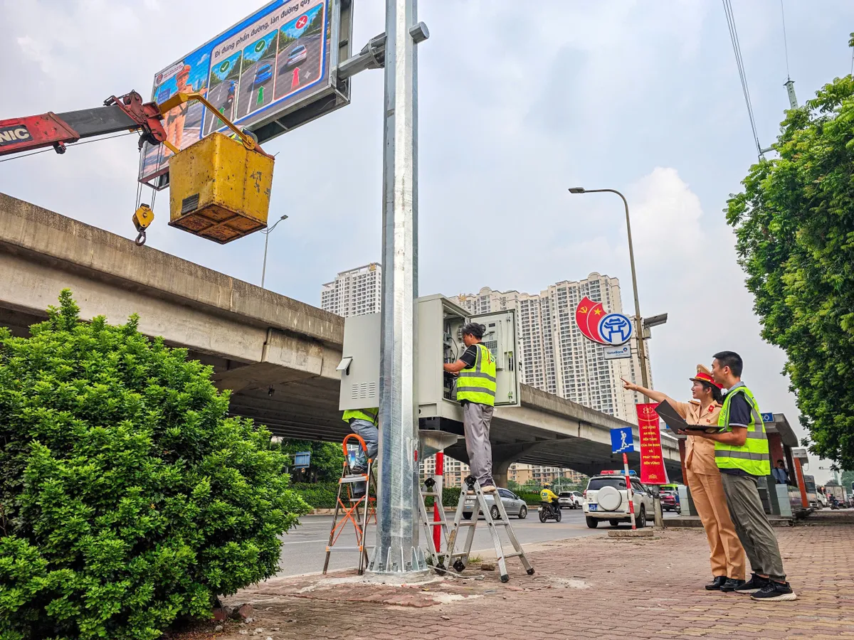 Hà Nội: Vận hành 36 màn hình LED thông minh cảnh báo ùn tắc, ngập lụt theo thời gian thực - Ảnh 1.