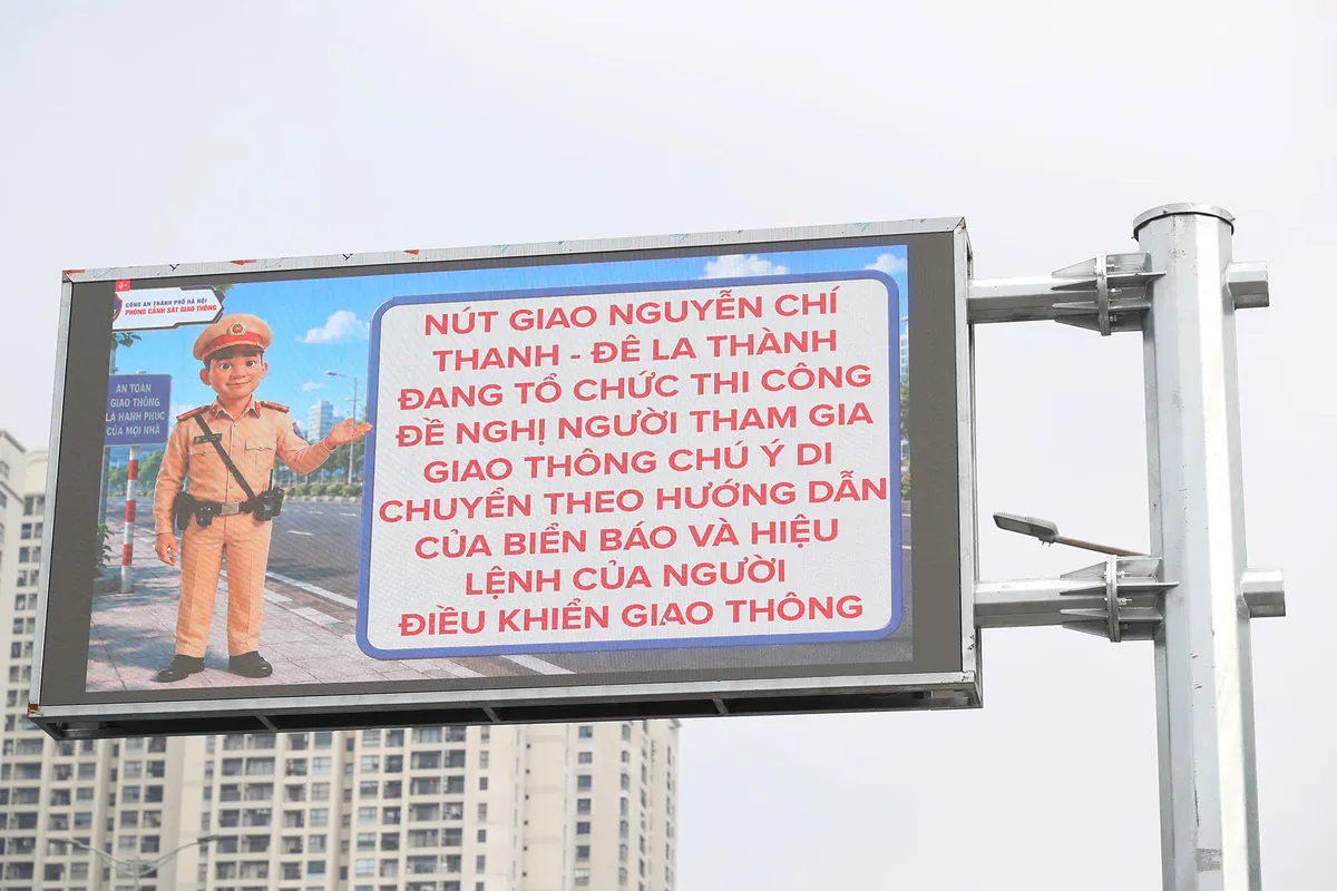 Hà Nội: Vận hành 36 màn hình LED thông minh cảnh báo ùn tắc, ngập lụt theo thời gian thực - Ảnh 9.