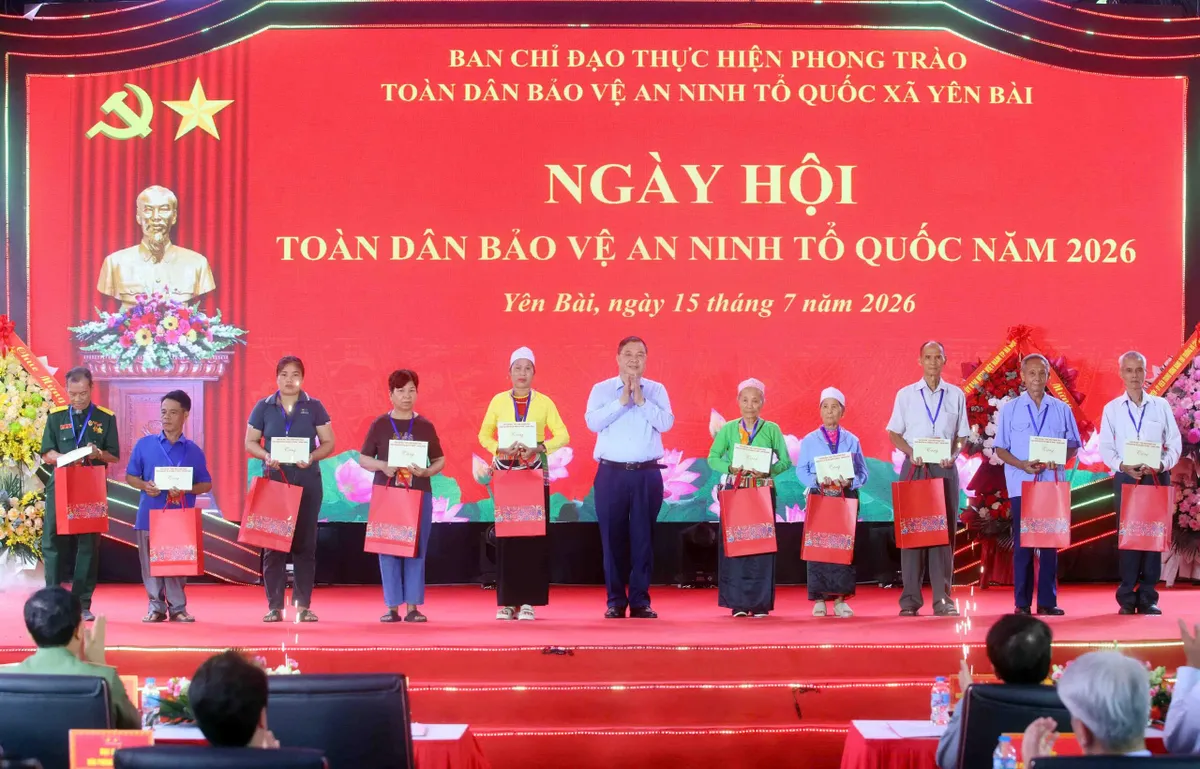 Phó Thủ tướng Phạm Gia Túc dự Ngày hội Toàn dân bảo vệ an ninh Tổ quốc năm 2026 tại xã Yên Bài (Hà Nội) - Ảnh 7.