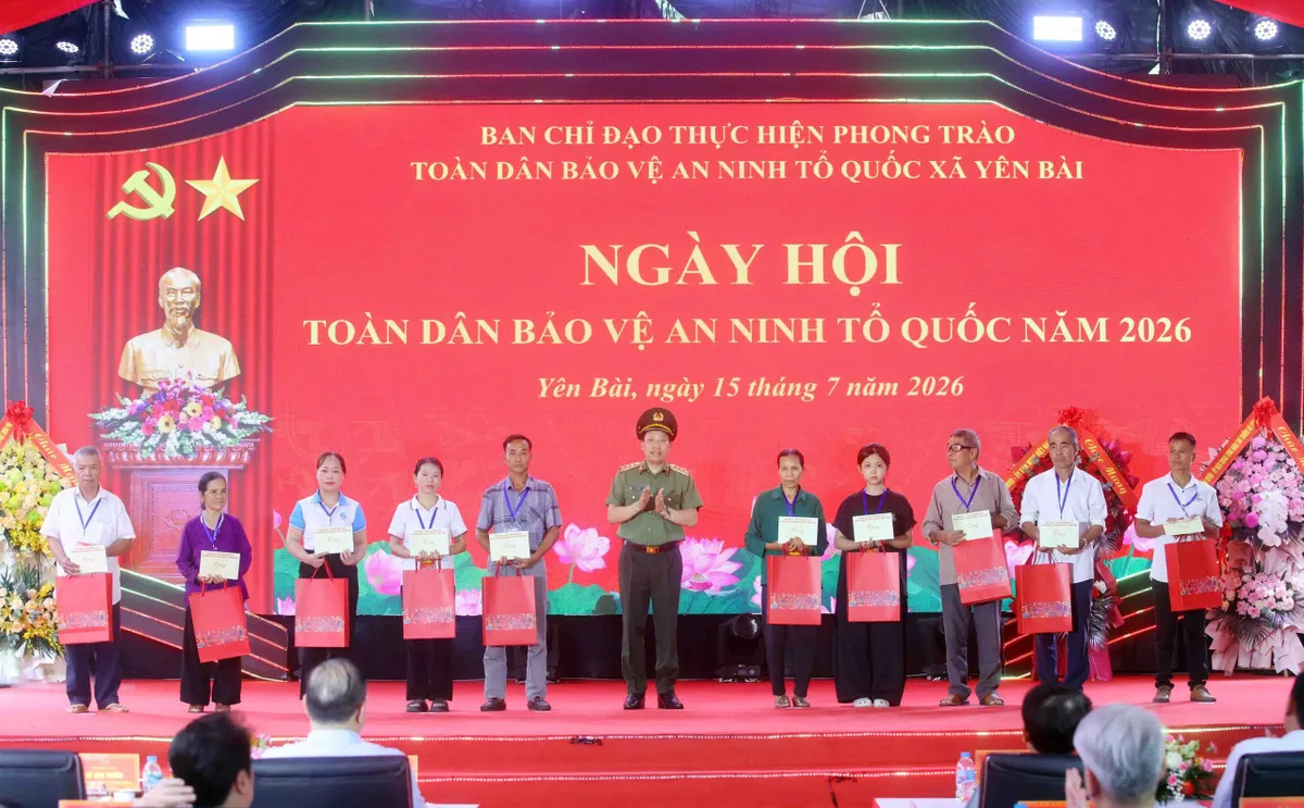 Phó Thủ tướng Phạm Gia Túc dự Ngày hội Toàn dân bảo vệ an ninh Tổ quốc năm 2026 tại xã Yên Bài (Hà Nội) - Ảnh 10.