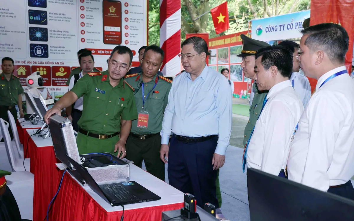 Phó Thủ tướng Thường trực Phạm Gia Túc thăm gian làm căn cước công dân tại chỗ của công an xã Yên Bài tại Ngày hội. (ảnh: Phạm Kiên)