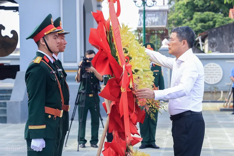 Thủ tướng Lê Minh Hưng tri ân các anh hùng liệt sĩ tại tỉnh Lạng Sơn - Ảnh 1.