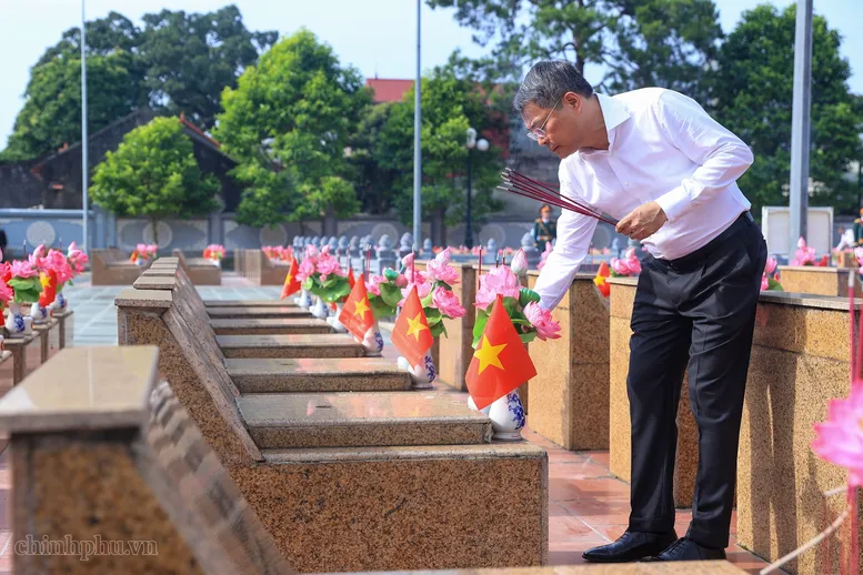 Thủ tướng Lê Minh Hưng tri ân các anh hùng liệt sĩ tại tỉnh Lạng Sơn - Ảnh 4.