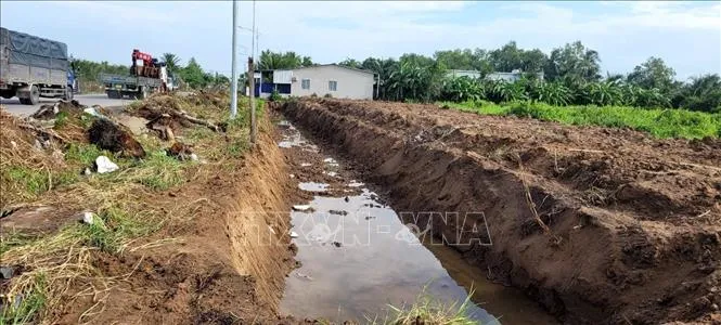 Đồng Tháp ngăn chặn đào đất trái phép trong phạm vi Dự án Đường tỉnh 878- Ảnh 1.